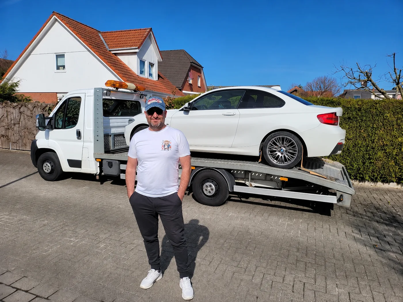 Ervin Crnovrsanin, Inhaber von EC Cars, vor dem eigenen Autotransporter